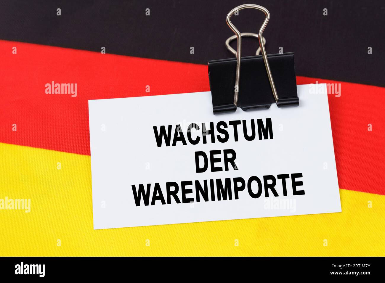 Economia e finanza. Sulla bandiera della Germania si trova un biglietto da visita con l'iscrizione - crescita delle importazioni di beni. Testo in tedesco. Foto Stock