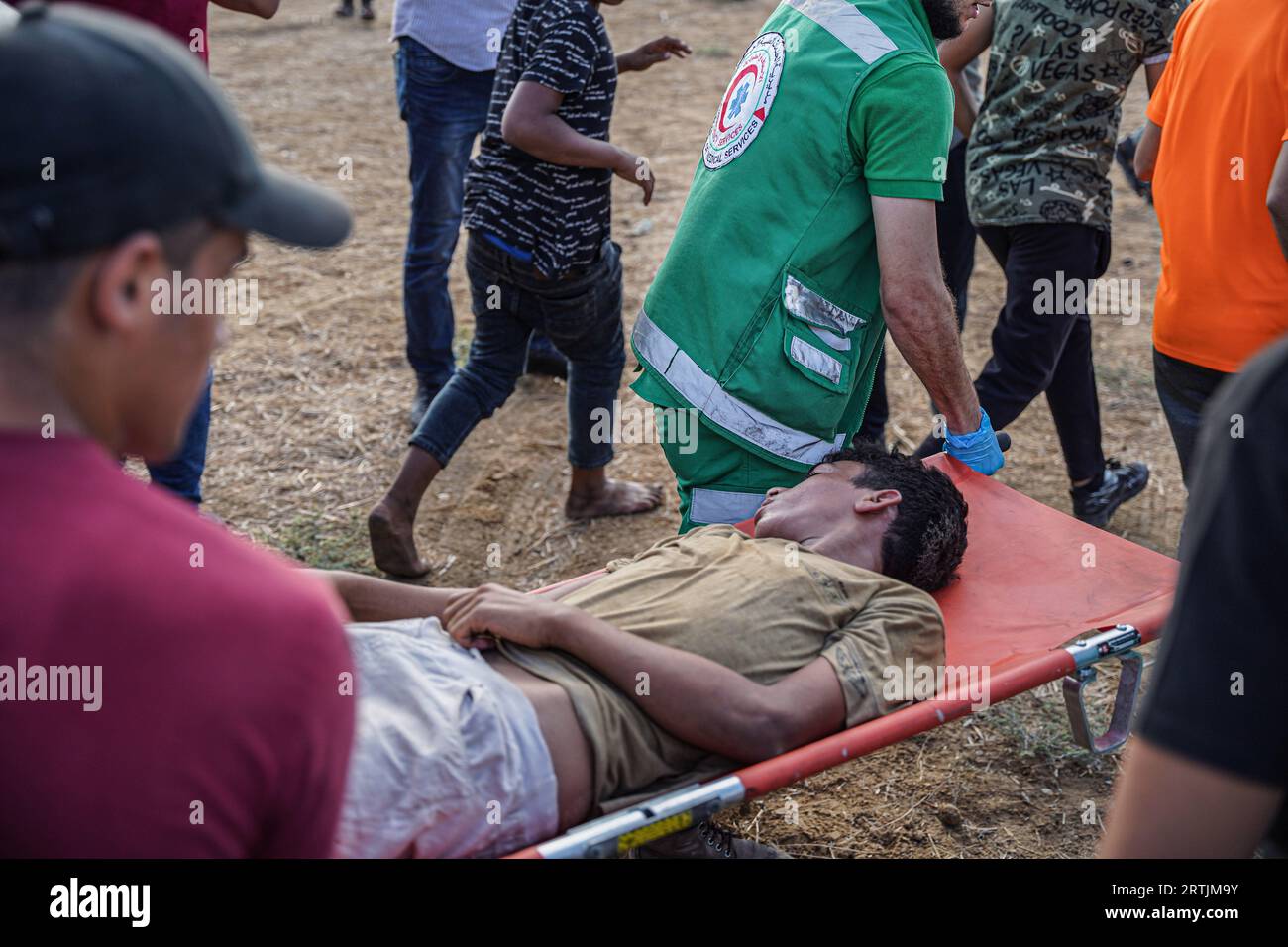 Gaza, Gaza, Palestina. 13 settembre 2023. Gli equipaggi di ambulanza trasportano il bambino ferito in ambulanza (Credit Image: © Saher Alghorra/ZUMA Press Wire) SOLO USO EDITORIALE! Non per USO commerciale! Foto Stock