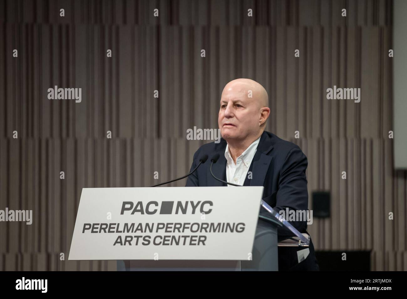Ron Perelman parla all'evento stampa di apertura del Perelman Performing Arts Center (PAC NYC) e alla cerimonia di taglio del nastro il 13 settembre 2023 a New York. Il centro delle arti dello spettacolo, costruito al Ground zero a Lower Manhattan, dovrebbe aprire il 19 settembre 2023, con il primo di cinque concerti incentrati sul tema del rifugio. Credito: Brazil Photo Press/Alamy Live News Foto Stock