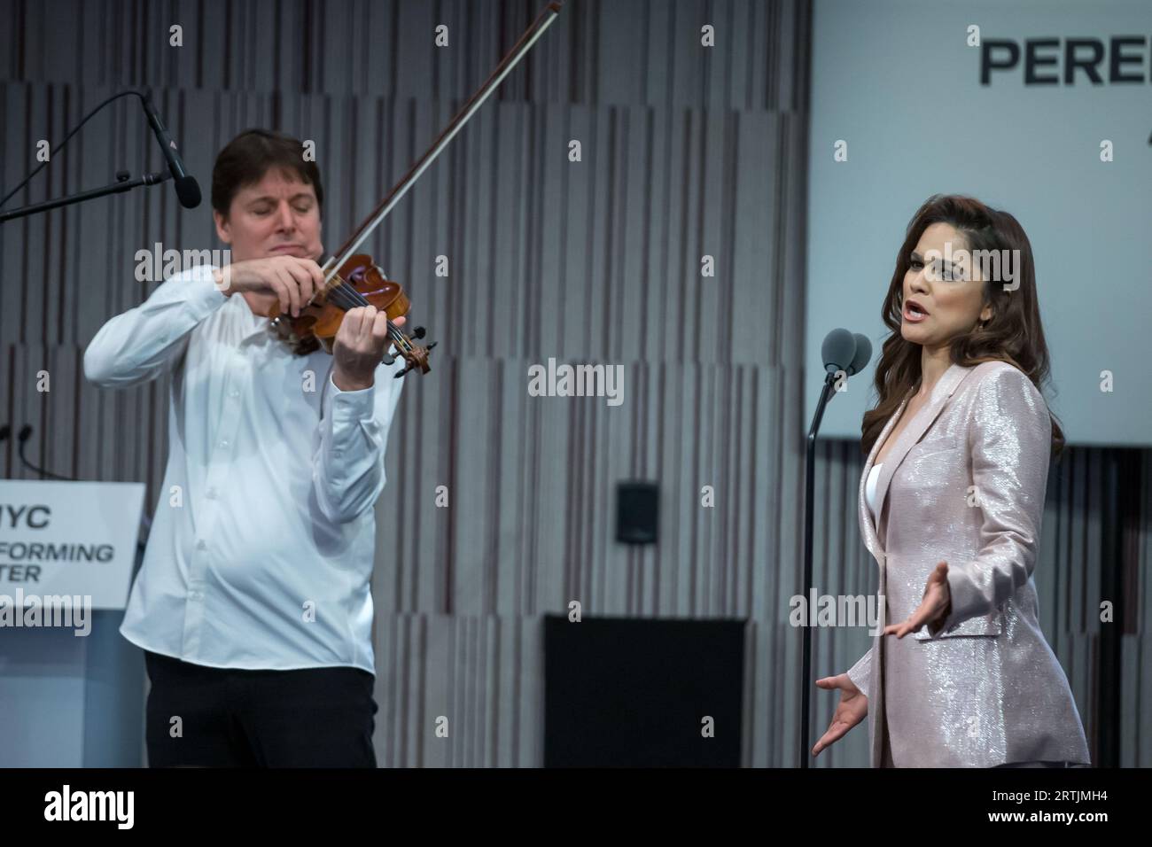 Il soprano Larisa Martinez si esibisce durante la cerimonia di taglio del nastro per il Perelman Performing Arts Center a Lower Manhattan, New York, il 13 settembre 2023. Il centro delle arti dello spettacolo, costruito al Ground zero a Lower Manhattan, dovrebbe aprire il 19 settembre 2023, con il primo di cinque concerti incentrati sul tema del rifugio. Credito: Brazil Photo Press/Alamy Live News Foto Stock