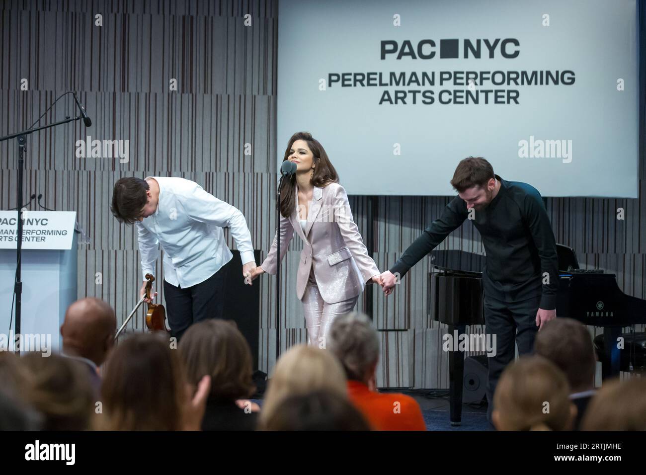 Il soprano Larisa Martinez si esibisce durante la cerimonia di taglio del nastro per il Perelman Performing Arts Center a Lower Manhattan, New York, il 13 settembre 2023. Il centro delle arti dello spettacolo, costruito al Ground zero a Lower Manhattan, dovrebbe aprire il 19 settembre 2023, con il primo di cinque concerti incentrati sul tema del rifugio. Credito: Brazil Photo Press/Alamy Live News Foto Stock
