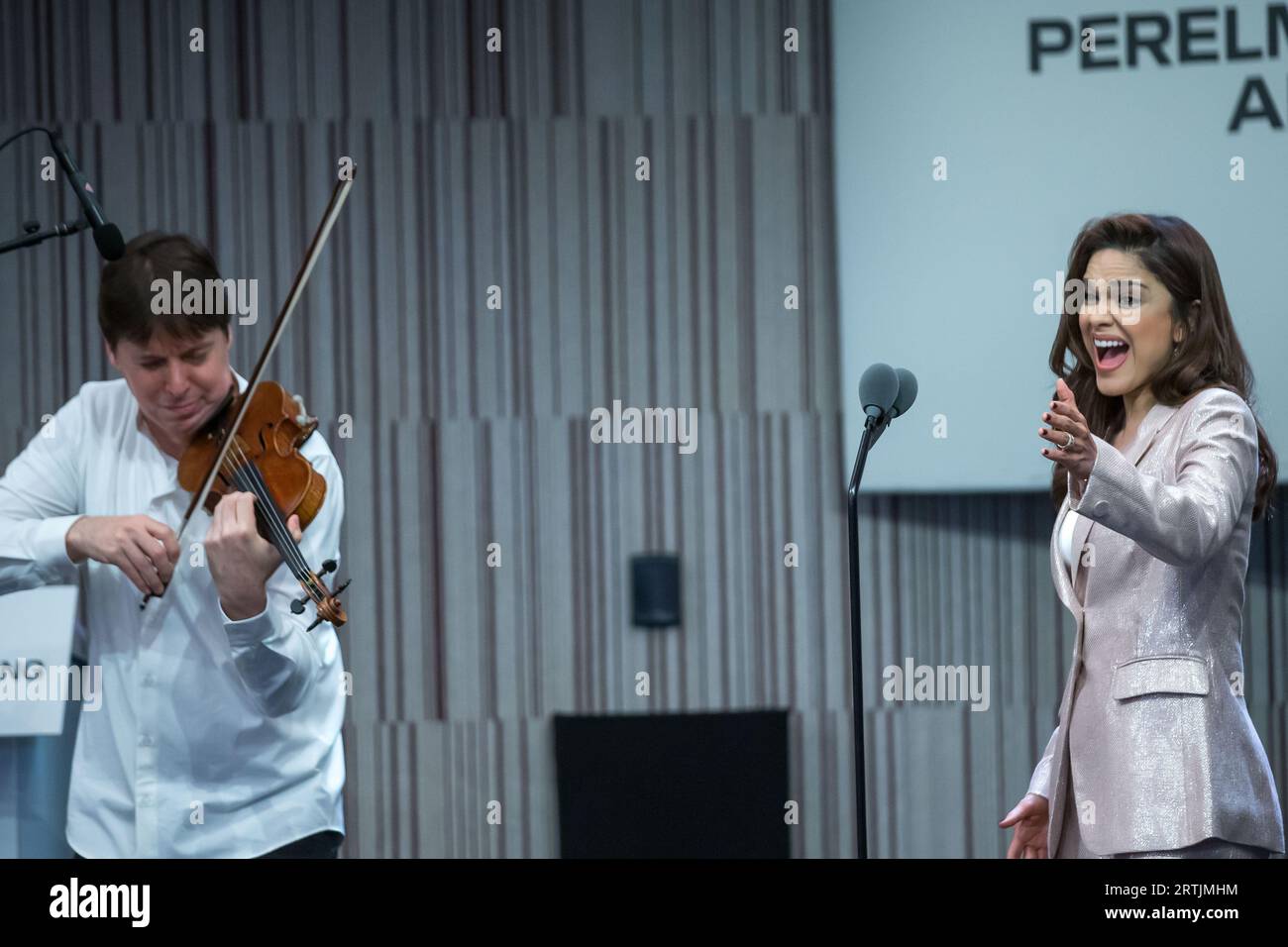 Il soprano Larisa Martinez si esibisce durante la cerimonia di taglio del nastro per il Perelman Performing Arts Center a Lower Manhattan, New York, il 13 settembre 2023. Il centro delle arti dello spettacolo, costruito al Ground zero a Lower Manhattan, dovrebbe aprire il 19 settembre 2023, con il primo di cinque concerti incentrati sul tema del rifugio. Credito: Brazil Photo Press/Alamy Live News Foto Stock
