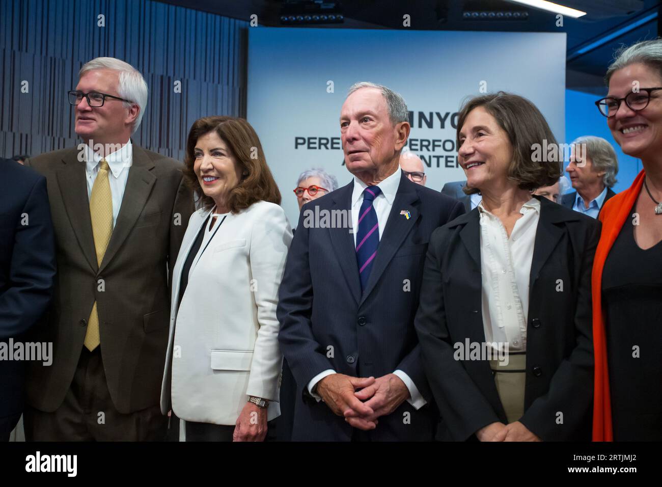 Il governatore di New York Kathy Hochul e l'ex sindaco di New York Michael Bloomberg durante la cerimonia di taglio del nastro per il Perelman Performing Arts Center a Lower Manhattan, New York, il 13 settembre 2023. Il centro delle arti dello spettacolo, costruito al Ground zero a Lower Manhattan, dovrebbe aprire il 19 settembre 2023, con il primo di cinque concerti incentrati sul tema del rifugio. Credito: Brazil Photo Press/Alamy Live News Foto Stock