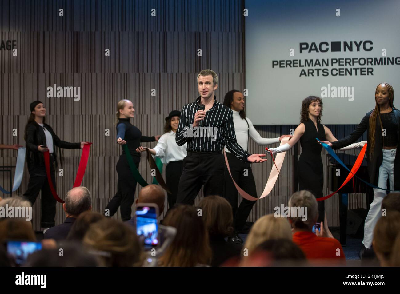 Gavin Creel si esibisce durante la cerimonia di taglio del nastro per il Perelman Performing Arts Center a Lower Manhattan, New York, il 13 settembre 2023. Il centro delle arti dello spettacolo, costruito al Ground zero a Lower Manhattan, dovrebbe aprire il 19 settembre 2023, con il primo di cinque concerti incentrati sul tema del rifugio. Credito: Brazil Photo Press/Alamy Live News Foto Stock