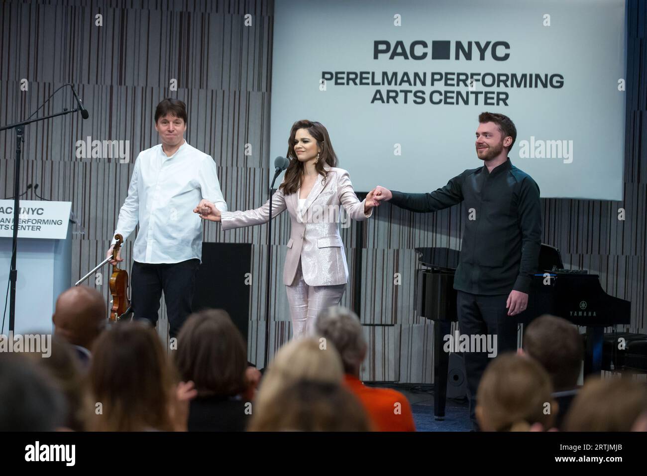 Il soprano Larisa Martinez si esibisce durante la cerimonia di taglio del nastro per il Perelman Performing Arts Center a Lower Manhattan, New York, il 13 settembre 2023. Il centro delle arti dello spettacolo, costruito al Ground zero a Lower Manhattan, dovrebbe aprire il 19 settembre 2023, con il primo di cinque concerti incentrati sul tema del rifugio. Credito: Brazil Photo Press/Alamy Live News Foto Stock