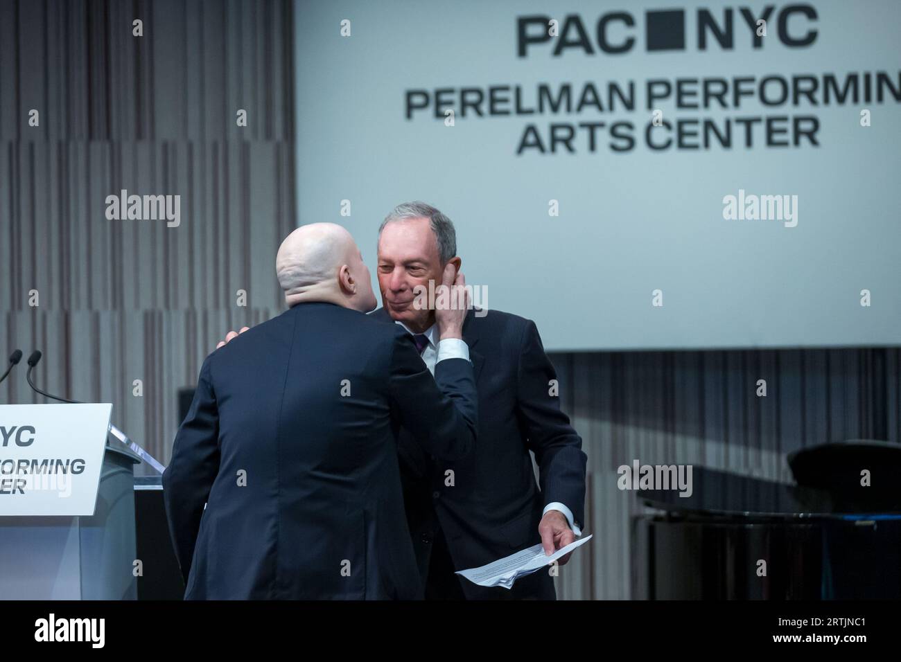 New York City, NY, USA. 13 settembre 2023. L'ex sindaco di New York Michael Bloomberg e Ron Perelman presso il Perelman Performing Arts Center (PAC NYC) evento stampa di apertura e cerimonia di taglio del nastro il 13 settembre 2023 a New York. Il centro delle arti dello spettacolo, costruito al Ground zero a Lower Manhattan, dovrebbe aprire il 19 settembre 2023, con il primo di cinque concerti incentrati sul tema del rifugio. (Immagine di credito: © William Volcov/ZUMA Press Wire) SOLO USO EDITORIALE! Non per USO commerciale! Foto Stock