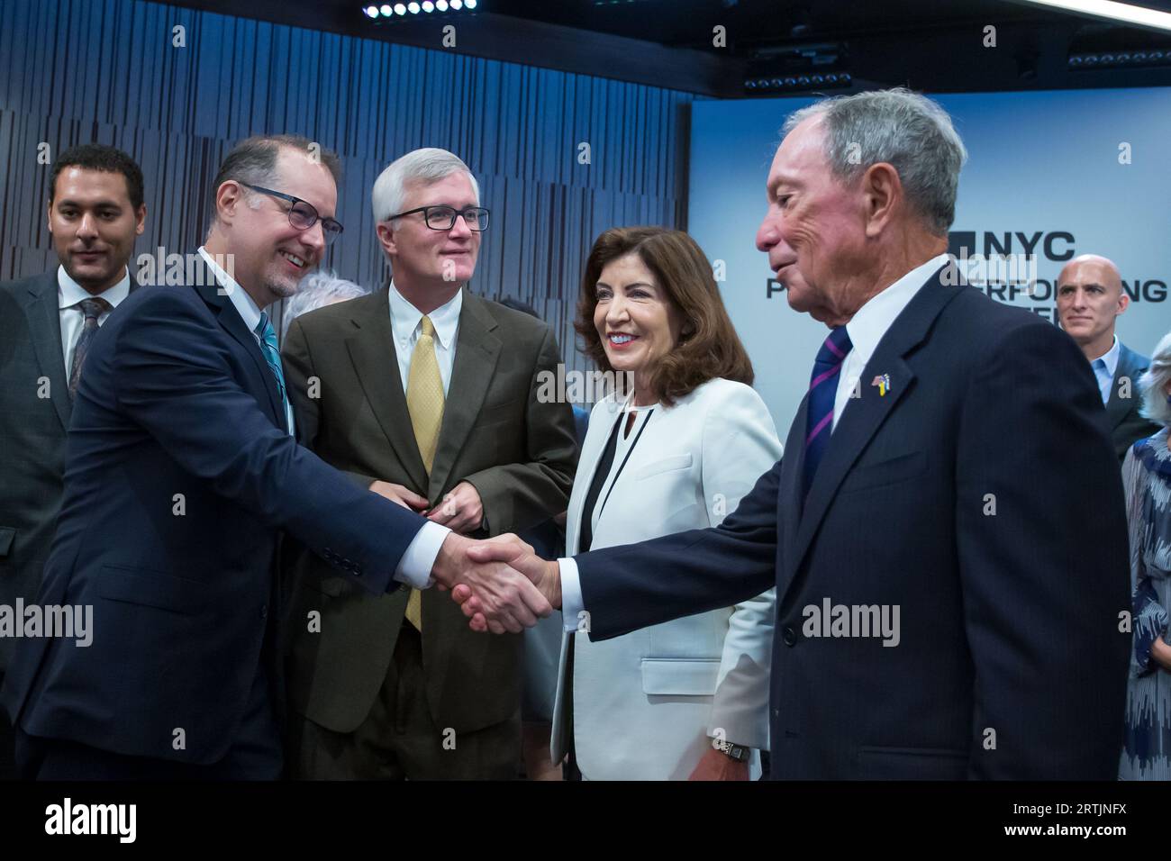 New York City, NY, USA. 13 settembre 2023. L'ex sindaco di New York Michael Bloomberg parla al Perelman Performing Arts Center (PAC NYC) evento stampa di apertura e cerimonia di taglio del nastro il 13 settembre 2023 a New York. Il centro delle arti dello spettacolo, costruito al Ground zero a Lower Manhattan, dovrebbe aprire il 19 settembre 2023, con il primo di cinque concerti incentrati sul tema del rifugio. (Immagine di credito: © William Volcov/ZUMA Press Wire) SOLO USO EDITORIALE! Non per USO commerciale! Foto Stock