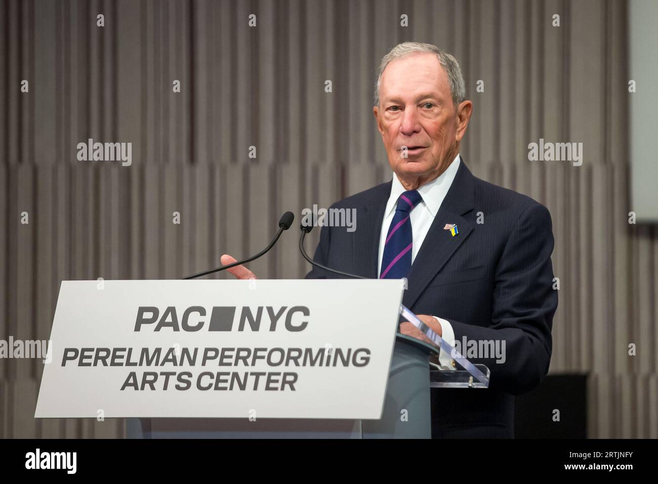 New York City, NY, USA. 13 settembre 2023. L'ex sindaco di New York Michael Bloomberg parla al Perelman Performing Arts Center (PAC NYC) evento stampa di apertura e cerimonia di taglio del nastro il 13 settembre 2023 a New York. Il centro delle arti dello spettacolo, costruito al Ground zero a Lower Manhattan, dovrebbe aprire il 19 settembre 2023, con il primo di cinque concerti incentrati sul tema del rifugio. (Immagine di credito: © William Volcov/ZUMA Press Wire) SOLO USO EDITORIALE! Non per USO commerciale! Foto Stock
