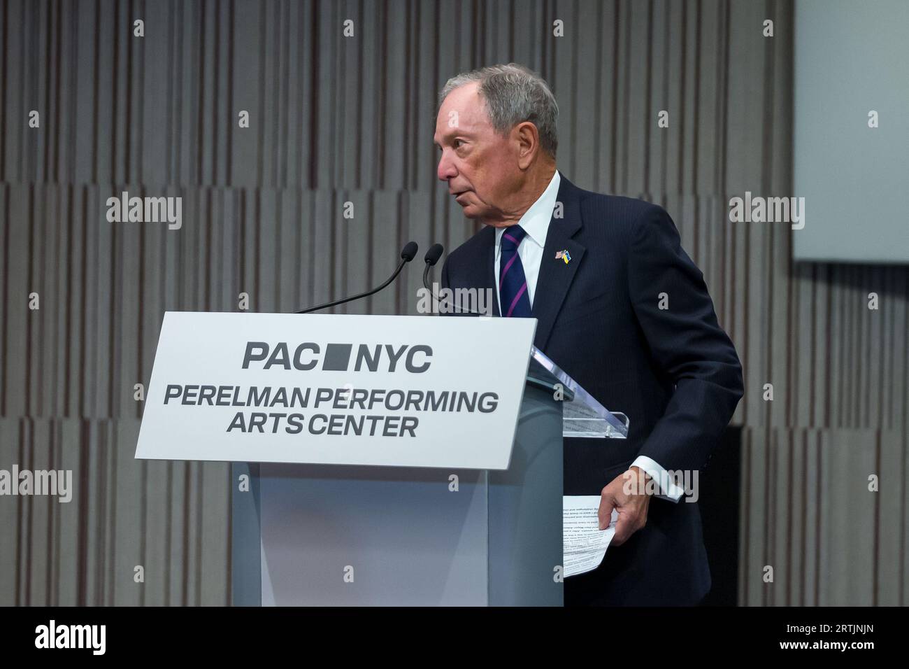 New York City, NY, USA. 13 settembre 2023. L'ex sindaco di New York Michael Bloomberg parla al Perelman Performing Arts Center (PAC NYC) evento stampa di apertura e cerimonia di taglio del nastro il 13 settembre 2023 a New York. Il centro delle arti dello spettacolo, costruito al Ground zero a Lower Manhattan, dovrebbe aprire il 19 settembre 2023, con il primo di cinque concerti incentrati sul tema del rifugio. (Immagine di credito: © William Volcov/ZUMA Press Wire) SOLO USO EDITORIALE! Non per USO commerciale! Foto Stock
