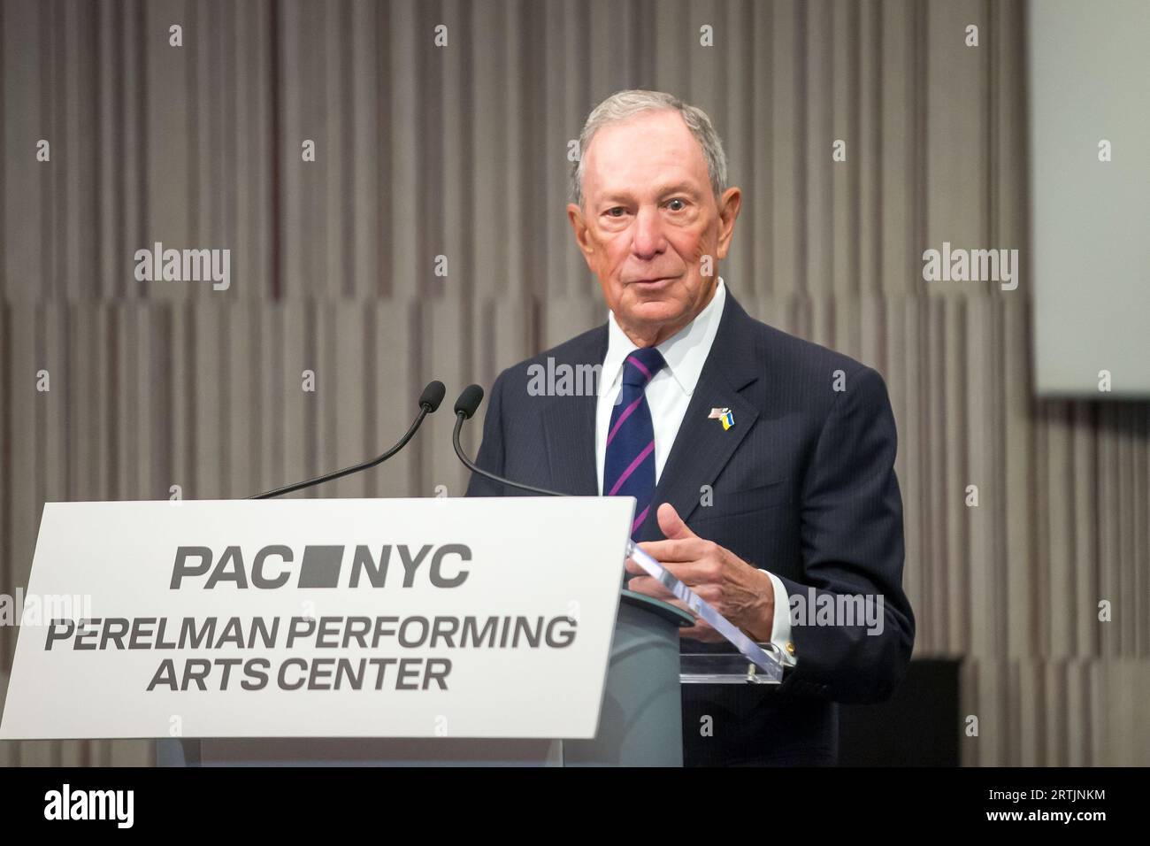 New York City, NY, USA. 13 settembre 2023. L'ex sindaco di New York Michael Bloomberg parla al Perelman Performing Arts Center (PAC NYC) evento stampa di apertura e cerimonia di taglio del nastro il 13 settembre 2023 a New York. Il centro delle arti dello spettacolo, costruito al Ground zero a Lower Manhattan, dovrebbe aprire il 19 settembre 2023, con il primo di cinque concerti incentrati sul tema del rifugio. (Immagine di credito: © William Volcov/ZUMA Press Wire) SOLO USO EDITORIALE! Non per USO commerciale! Foto Stock