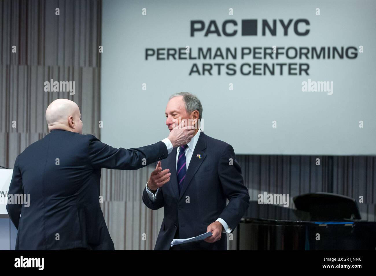 New York City, NY, USA. 13 settembre 2023. L'ex sindaco di New York Michael Bloomberg e Ron Perelman presso il Perelman Performing Arts Center (PAC NYC) evento stampa di apertura e cerimonia di taglio del nastro il 13 settembre 2023 a New York. Il centro delle arti dello spettacolo, costruito al Ground zero a Lower Manhattan, dovrebbe aprire il 19 settembre 2023, con il primo di cinque concerti incentrati sul tema del rifugio. (Immagine di credito: © William Volcov/ZUMA Press Wire) SOLO USO EDITORIALE! Non per USO commerciale! Foto Stock