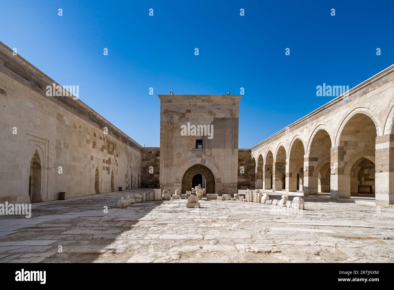 Cortile di Sultanhani Caravanserai, un'antica locanda fortificata sulla strada delle carovane, Aksaray, Turchia. Foto Stock