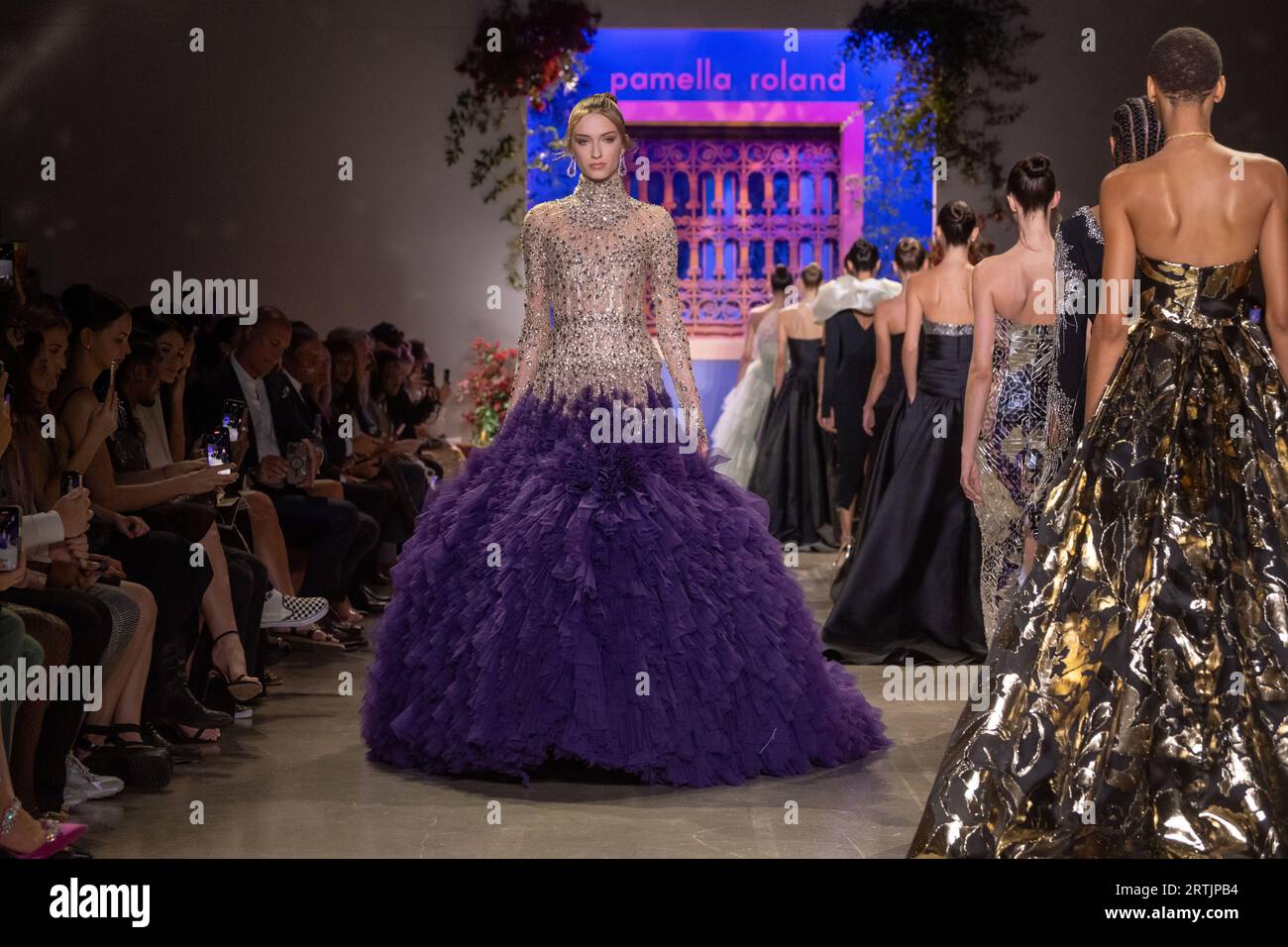 New York, Stati Uniti. 12 settembre 2023. NEW York, NEW YORK - 12 SETTEMBRE: Le modelle camminano in passerella alla sfilata di moda Pamella Roland durante la New York Fashion Week - 2023 settembre: Le sfilate alla Gallery at Spring Studios il 12 settembre 2023 a New York City. Crediti: Ron Adar/Alamy Live News Foto Stock