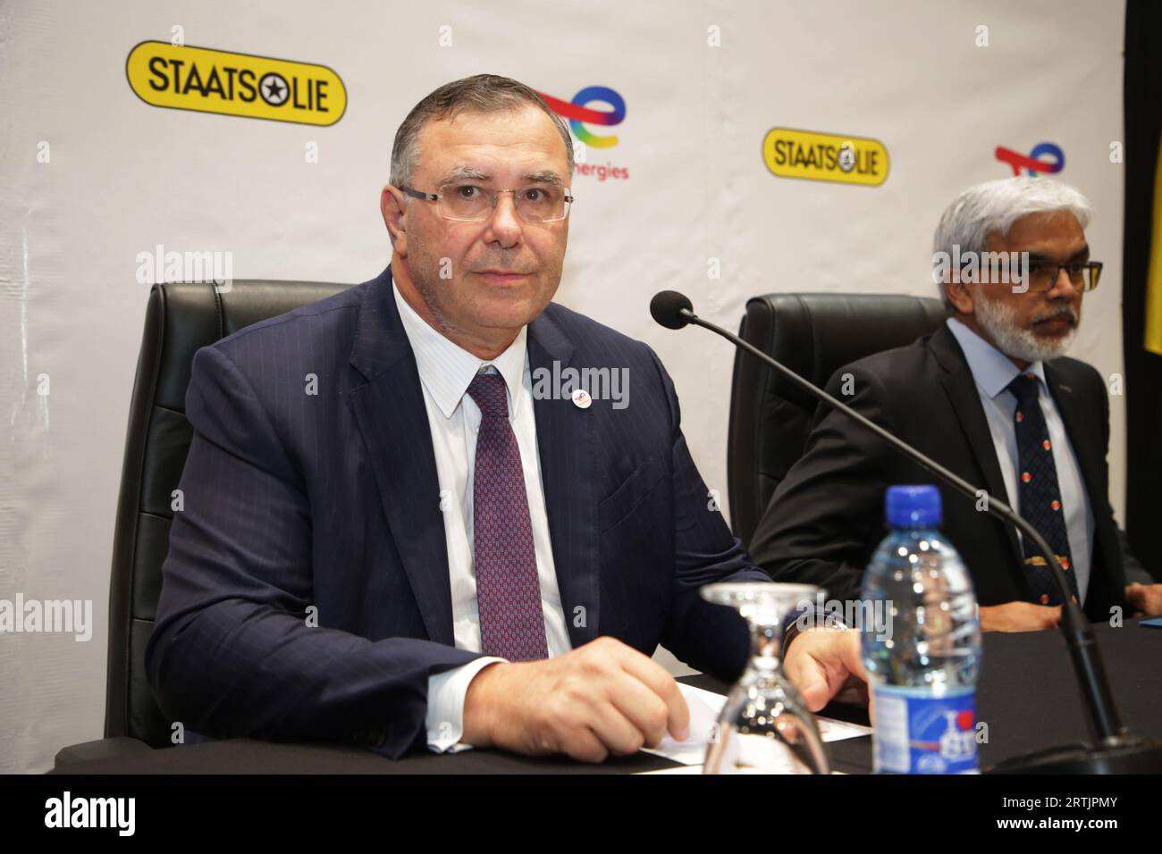 Patrick Pouyanne, CEO del gigante petrolifero francese TotalEnergies, e direttore generale Annand Jagesar di Staatsolie Maatschappij Suriname nv, durante un briefing stampa congiunto al Royal Torarica mercoledì 13 settembre 2023 a Paramaribo, Suriname. TotalEnergies e il partner APA Corporation… E indicare la loro decisione finale di investimento entro la fine del 2024, con la produzione di petrolio mirata nel 2027. ANP RANU ABHELAKH netherlands OUT - belgio OUT Foto Stock