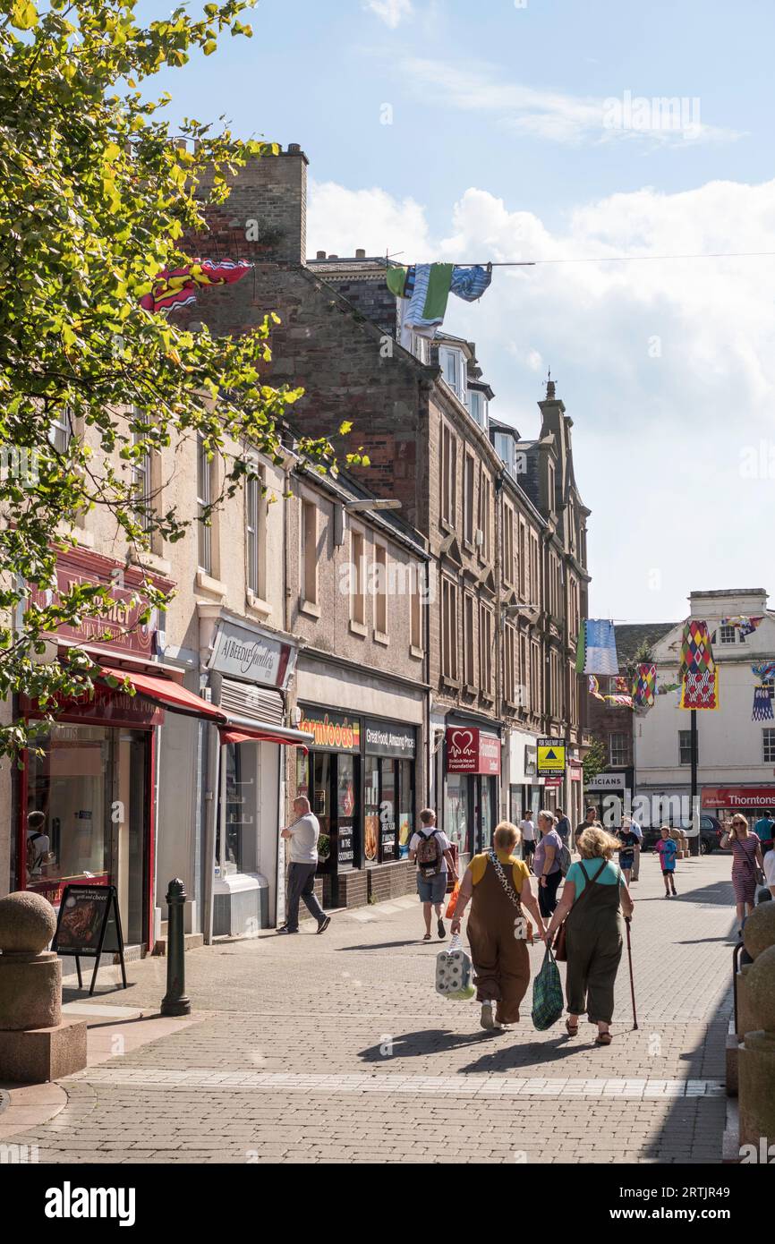 Gli amanti dello shopping camminano lungo Arbroath High Street, Angus, Scozia, Regno Unito Foto Stock