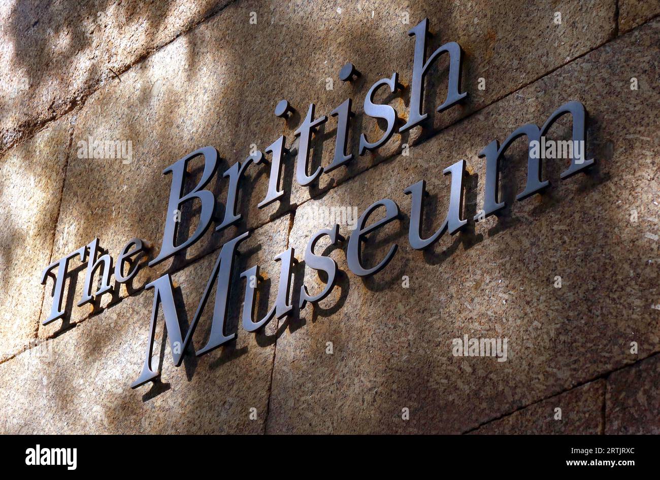 Lettere di benvenuto per l'ingresso al British Museum, Great Russell St, Londra, Inghilterra, Regno Unito, WC1B 3DG Foto Stock