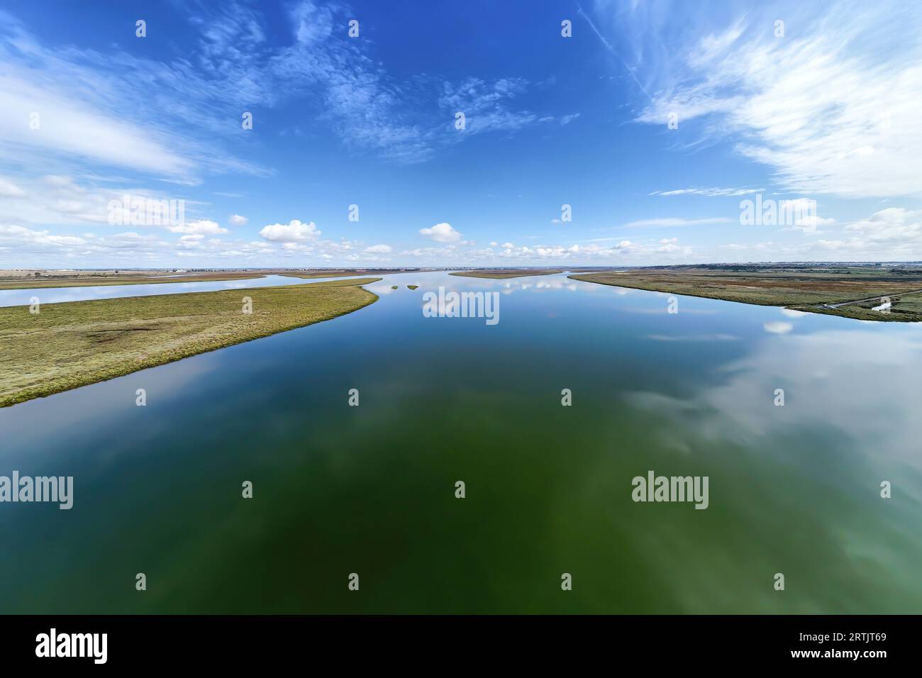 Vista aerea con droni della foce del fiume Tinto. Estuario del Rio Tinto nelle paludi di Huelva con un bel riflesso del cielo Foto Stock