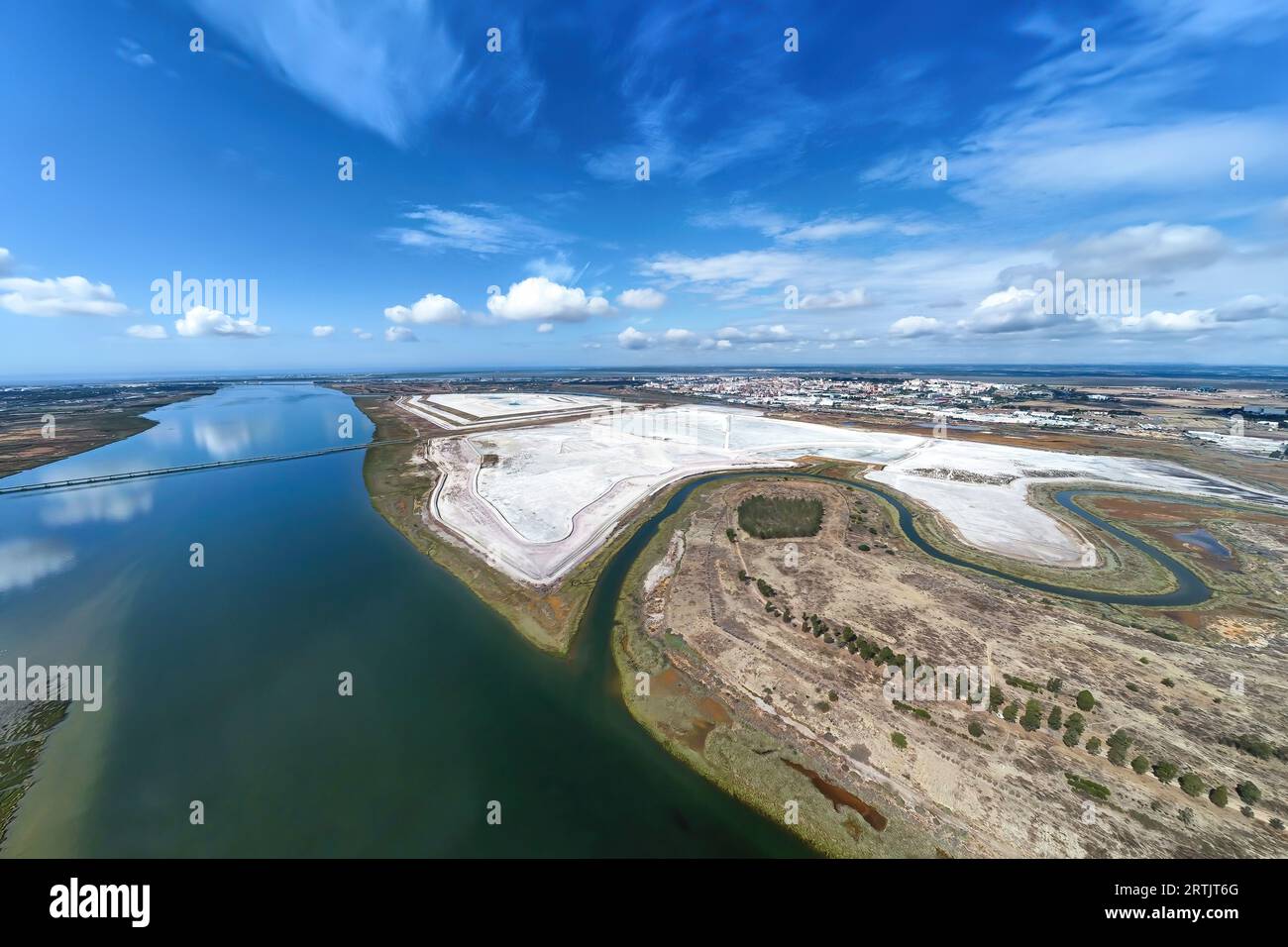 Vista aerea delle zattere del fosfogesso sulla riva del fiume Tinto. Rifiuti della produzione di fertilizzanti provenienti da rocce fosfatiche depositate nel capi Foto Stock