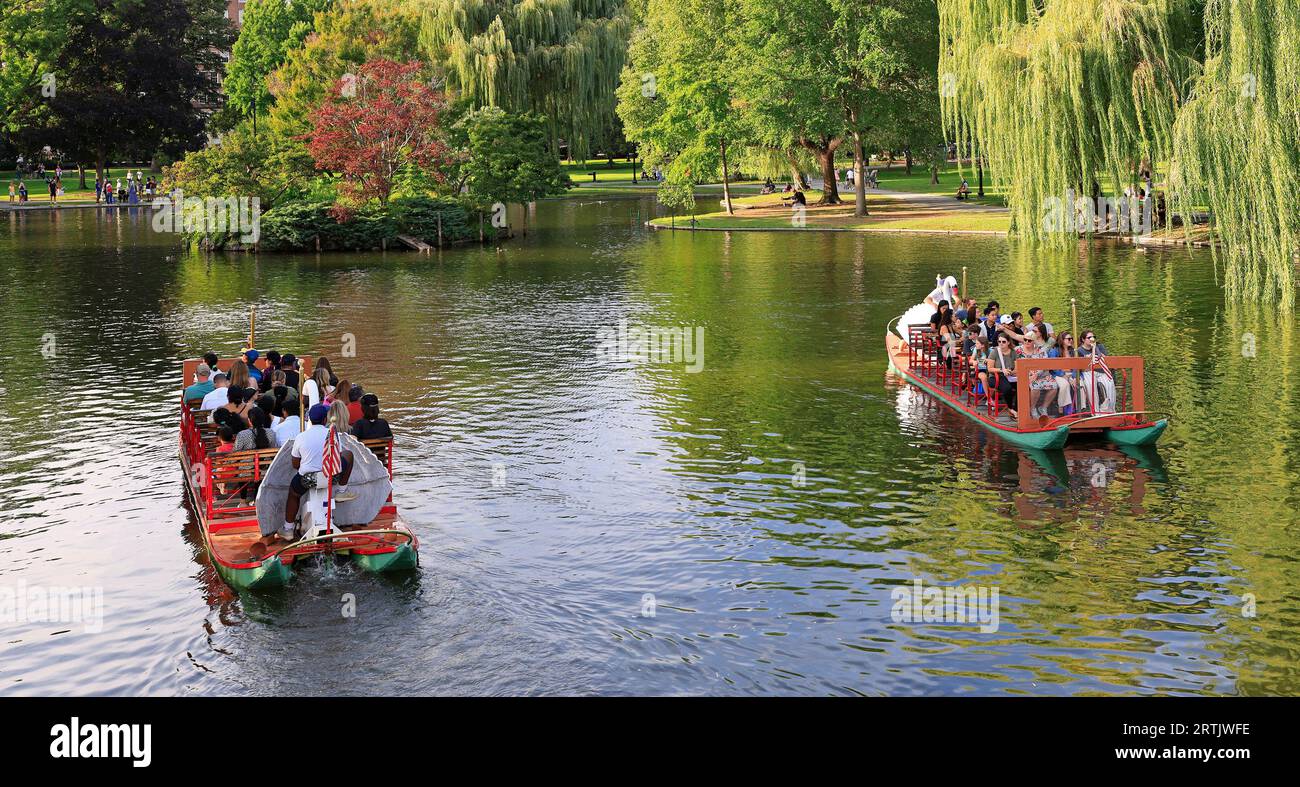 I turisti che fanno un giro sulle famose Swan Boats, fondate nel 1877 a Boston Public Garden, Stati Uniti Foto Stock