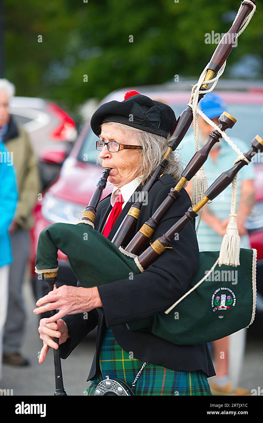 911 cerimonia di commemorazione presso la sede centrale dei vigili del fuoco di Brewster, Massachusetts, a Cape Cod, Stati Uniti. Un bagpiper sfilerà tra la folla. Foto Stock