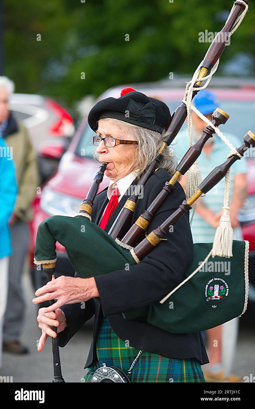 911 cerimonia di commemorazione presso la sede centrale dei vigili del fuoco di Brewster, Massachusetts, a Cape Cod, Stati Uniti. Un bagpiper sfilerà tra la folla. Foto Stock