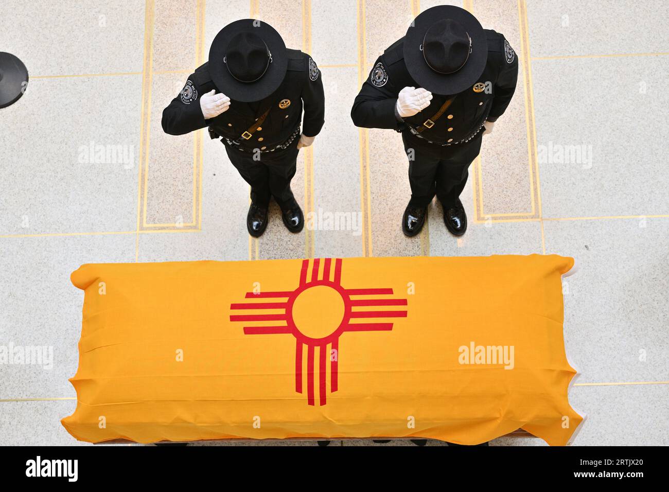Santa Fe, Stati Uniti. 13 settembre 2023. Gli ufficiali del New Mexico Department of Game & Fish salutano lo scrigno drappeggiato dalla bandiera dell'ex governatore del New Mexico Bill Richardson mentre eseguono il cambio della guardia presso l'edificio del Campidoglio dello stato del New Mexico il 13 settembre 2023 a Santa Fe, New Mexico. Richardson, che servì come 30° governatore del nuovo Messico, morì il 1 settembre 2023. (Foto di Sam Wasson/Sipa USA) credito: SIPA USA/Alamy Live News Foto Stock