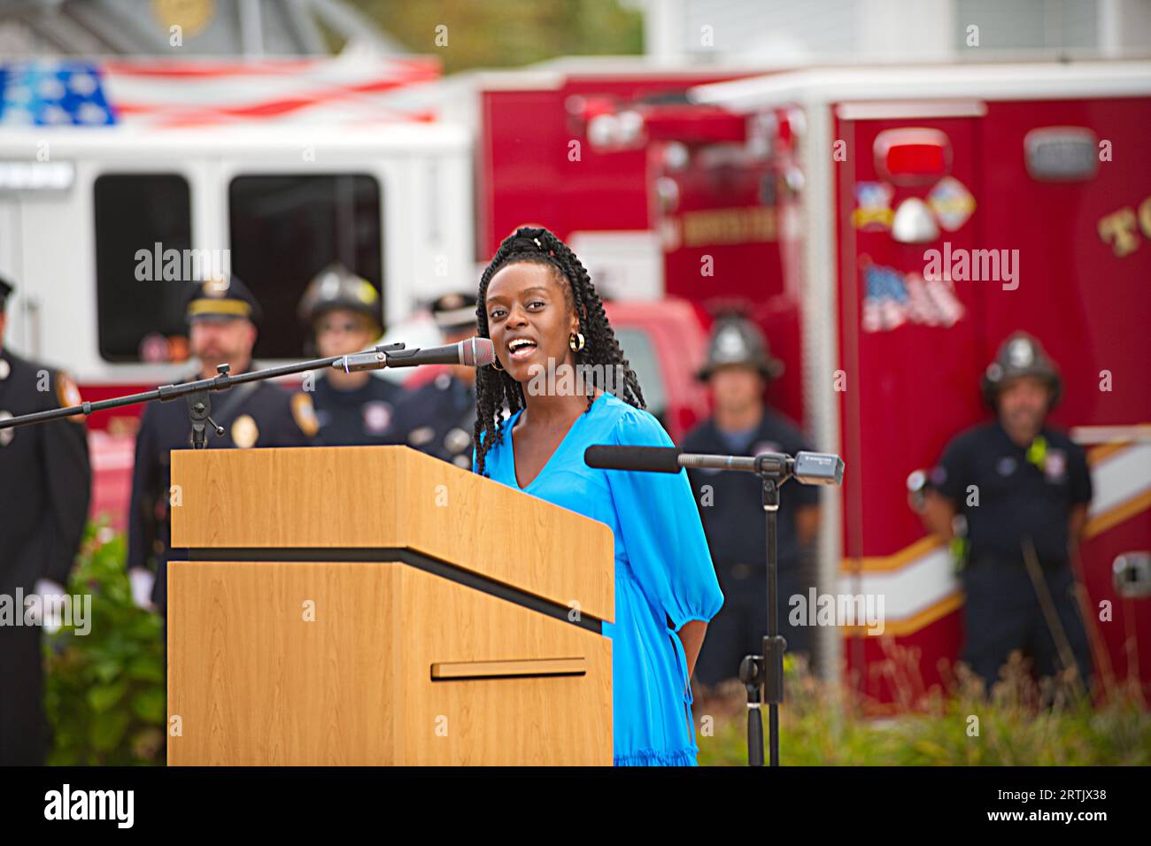 911 cerimonia di commemorazione presso la sede centrale dei vigili del fuoco di Brewster, Massachusetts, a Cape Cod, Stati Uniti. Cantare l'inno nazionale all'inizio della cerimonia Foto Stock