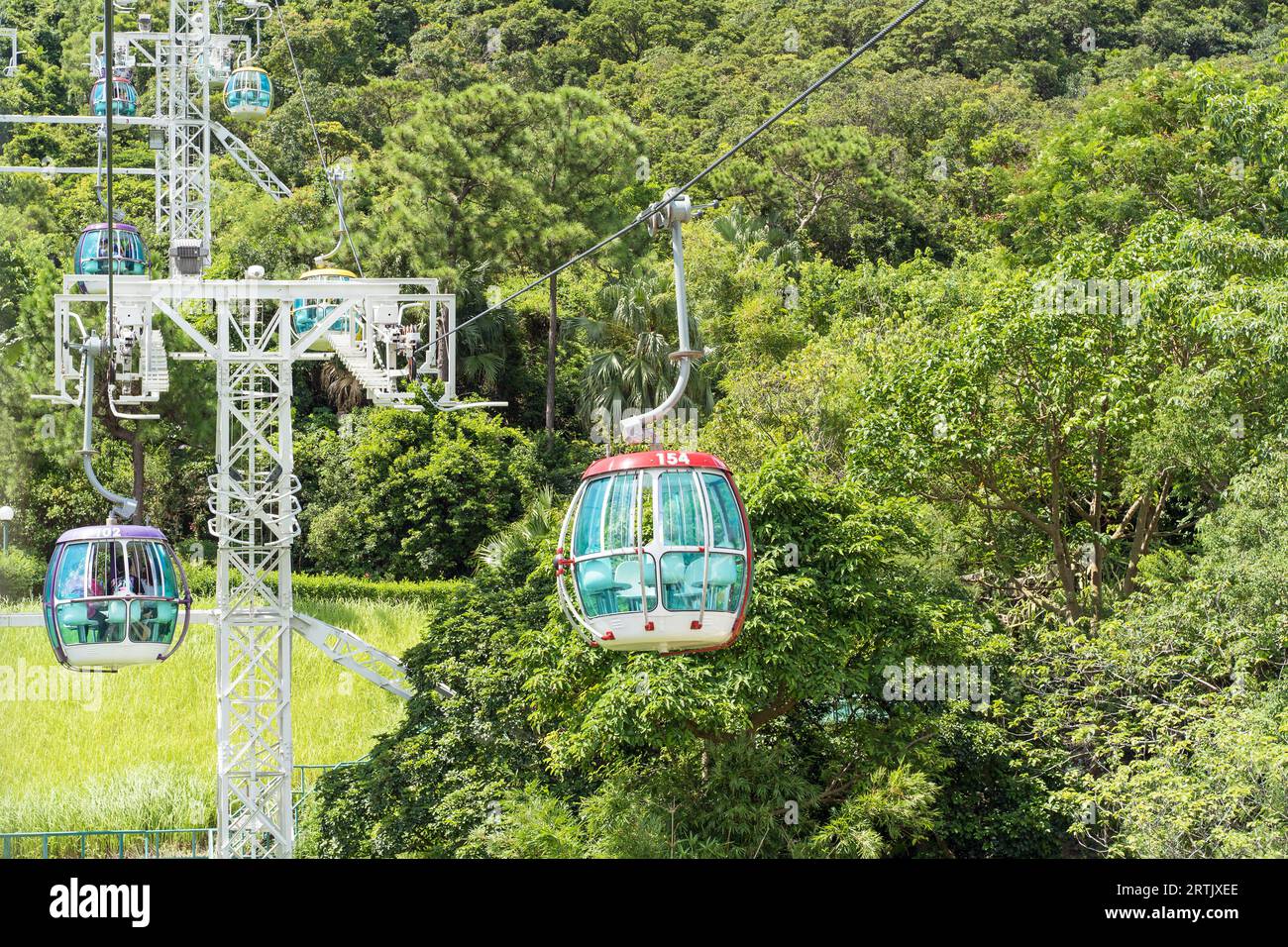 La vista da una funivia all'Ocean Park di Hong Kong in una giornata limpida e soleggiata. Hong Kong - 25 agosto 2023 Foto Stock