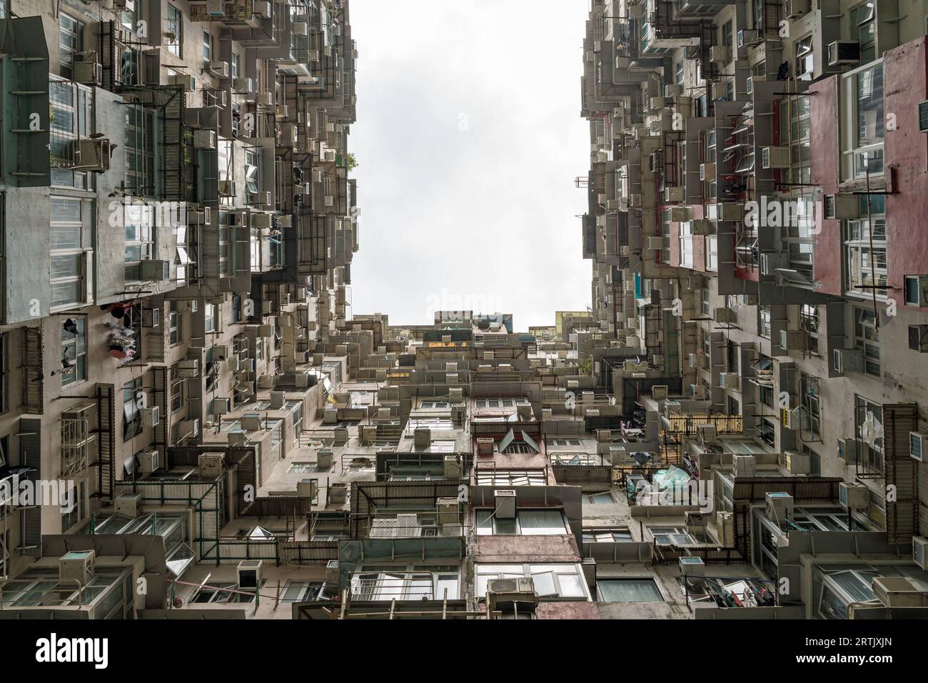 Yick Cheong Monster Building, un grande edificio claustrofobico di appartamenti a Quarry Bay con molte case di persone stipate in un piccolo spazio di Hong Kong Foto Stock