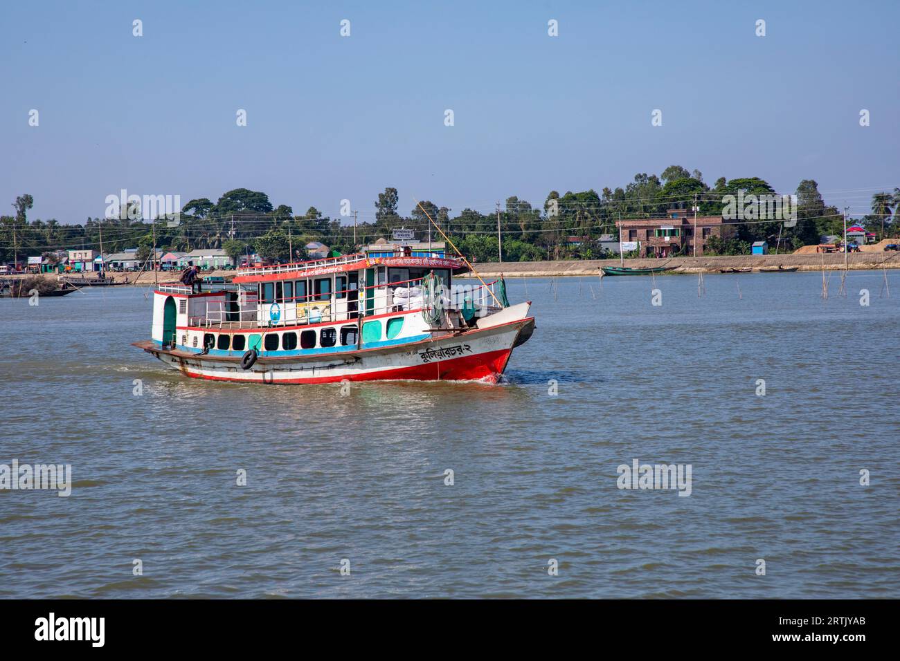 Una nave passeggeri sulla Nikli Haor all'austagram di Kishorganj. Bangladesh Foto Stock