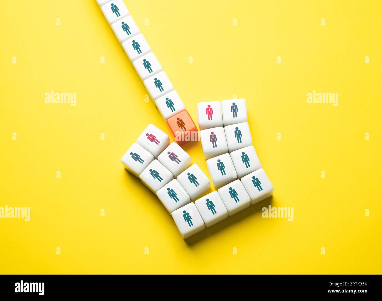 Rompi i tuoi avversari. Supera i rivali. L'auto-miglioramento aiuta a mantenere un vantaggio competitivo. Studiare i punti di forza e di debolezza degli avversari. Foto Stock