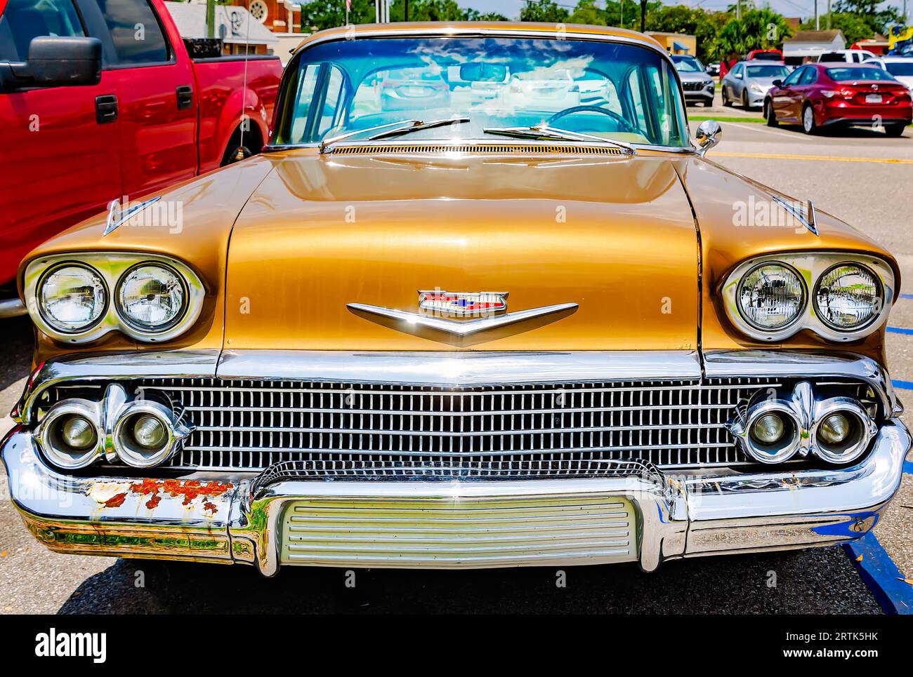 Una classica automobile Chevrolet bel Air del 1957 è parcheggiata in centro, 19 agosto 2023, a Foley, Alabama. La Chevrolet produsse la bel Air dal 1950 al 1981. Foto Stock
