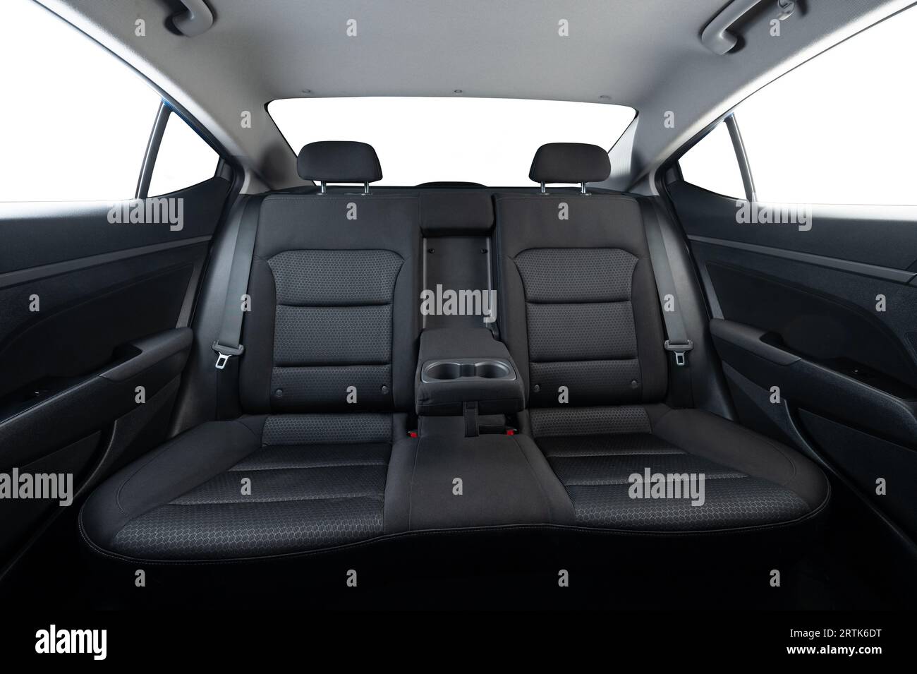 Sedile posteriore per auto con poggiatesta aperto con portabicchieri e finestrini bianchi isolati Foto Stock