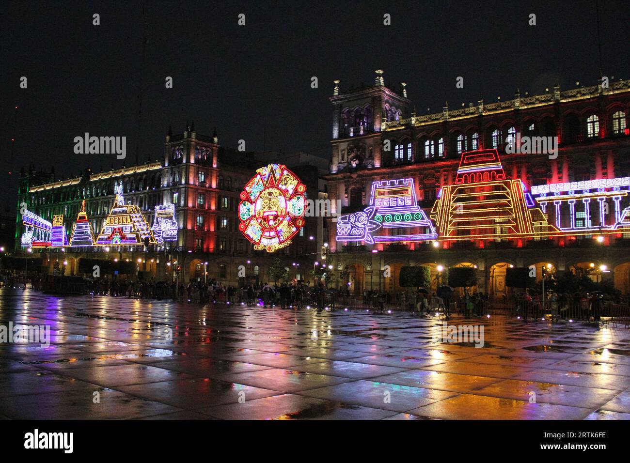 Città del Messico, Messico - 6 settembre 2023: Illuminata dal grido d'indipendenza nella Plaza de la Constitucion Zocalo del centro storico Foto Stock