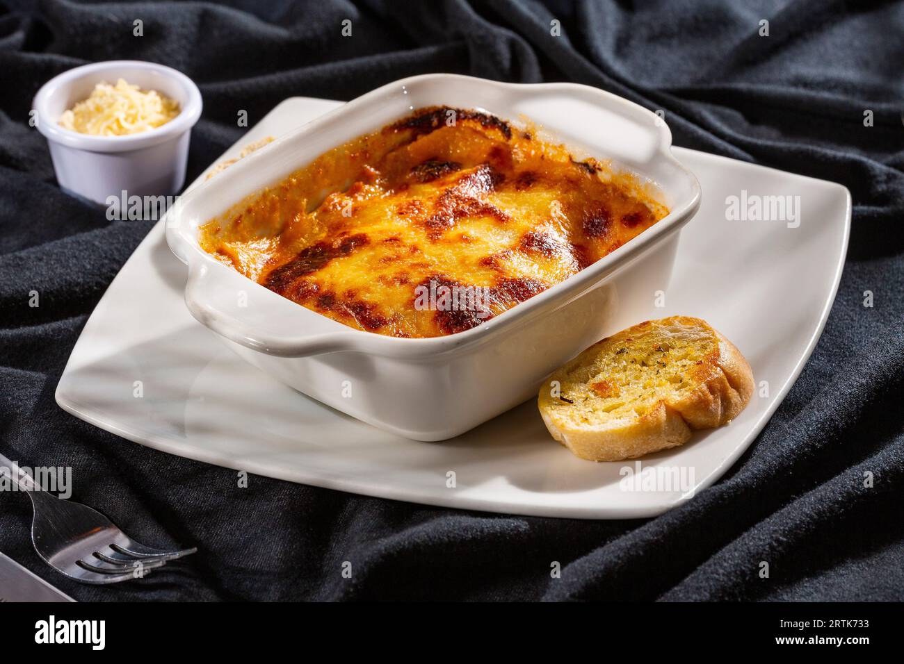 Lasagne italiane cotte classiche su una teglia da forno Foto Stock