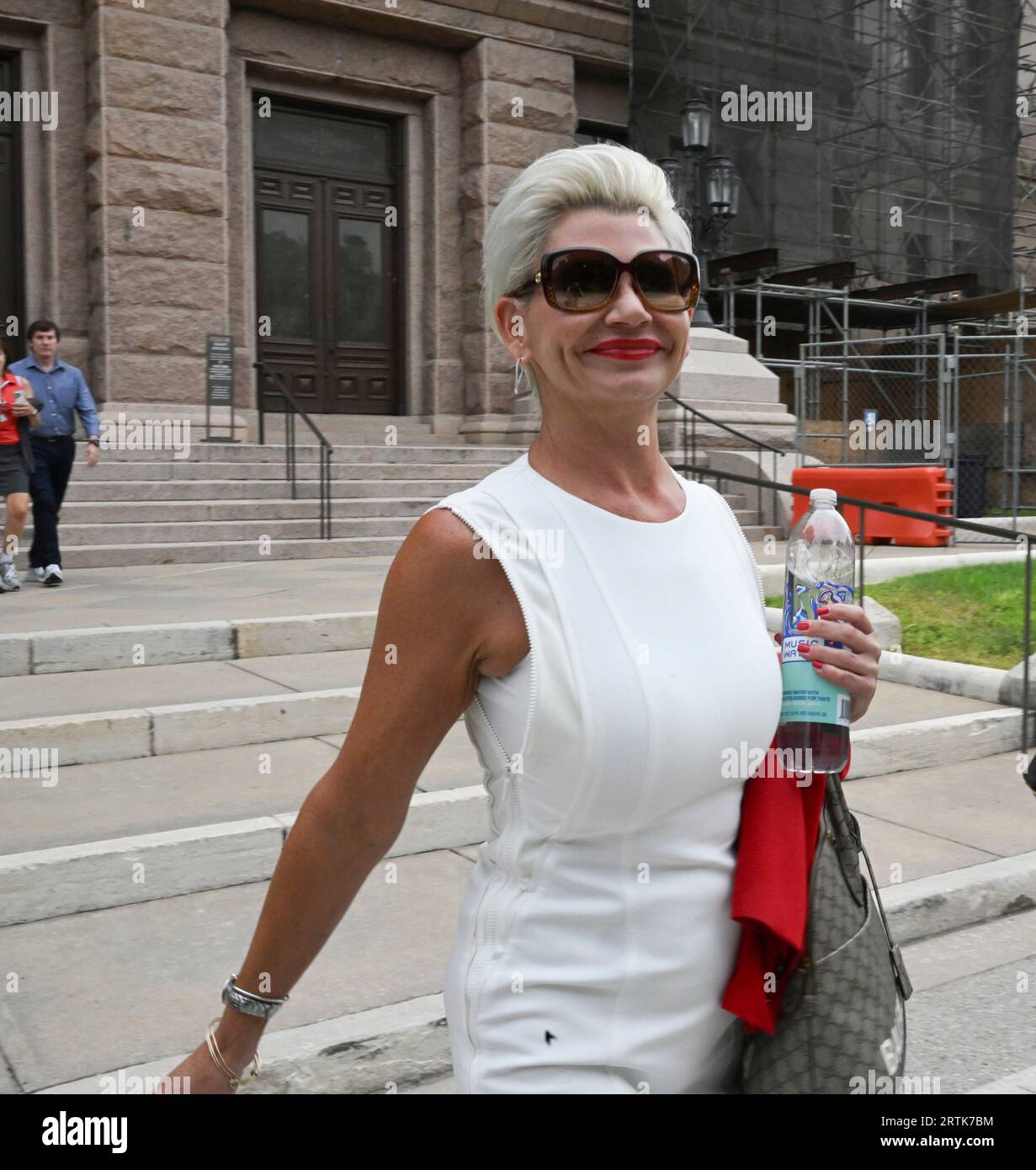 Austin Texas USA, 13 settembre 2023: La testimone LAURA OLSON lascia il Campidoglio del Texas senza testimoniare il giorno 7 nel processo per impeachment del procuratore generale del Texas Ken Paxton al Senato del Texas. Olson avrebbe avuto una relazione con Paxton a partire dal 2018, che ha causato problemi all'interno dell'ufficio del procuratore generale secondo la testimonianza. Crediti: Bob Daemmrich/Alamy Live News Foto Stock