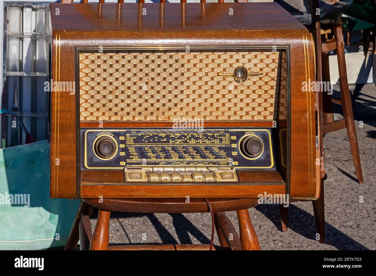 Vecchia radio vintage analogica retrò venduta sul mercato delle pulci all'aperto Foto Stock