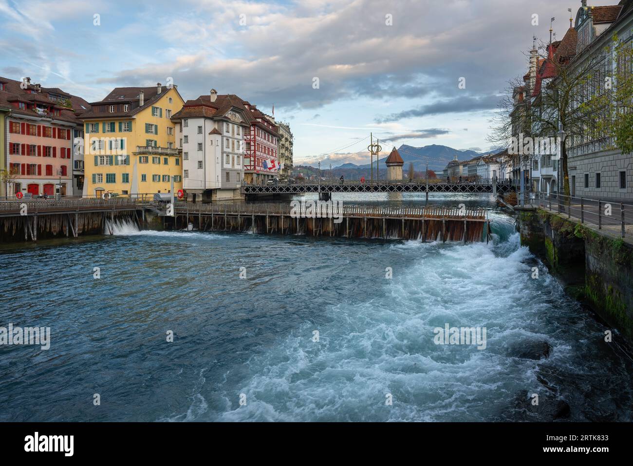 Diga ad ago sul fiume Reuss con ponte della cappella (Kapellbrucke) - Lucerna, Svizzera Foto Stock