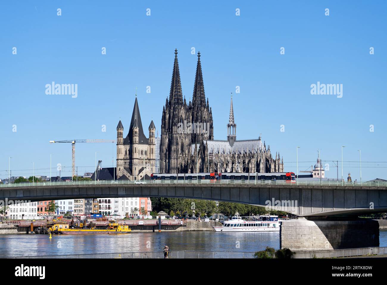 colonia, germania 05 settembre 2023: Vista da deutz sul ponte verso la città vecchia di colonia con la cattedrale e la chiesa di San Martino Foto Stock