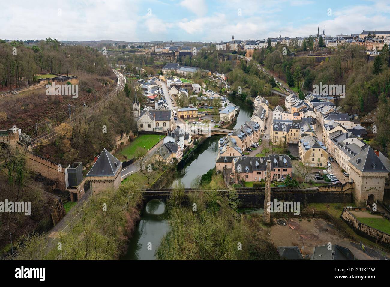 Vista aerea del Lussemburgo con il fiume Alzette e le Torri Vauban - Lussemburgo, Lussemburgo Foto Stock