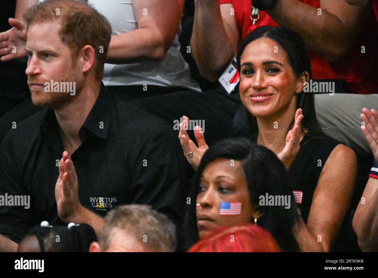 Düsseldorf, Germania. 13 settembre 2023. Meghan, la Duchessa del Sussex e il Principe Harry, il Duca del Sussex, assistono alla partita finale di basket su sedia a rotelle tra Team USA e Team France (vittoria USA) e, successivamente, la squadra mano USA le loro medaglie d'oro. 4° giorno degli Invictus Games Düsseldorf all'interno e intorno alla Merkur Spiel Arena. 21 nazioni partecipano ai giochi quest'anno. Crediti: Imageplotter/Alamy Live News Foto Stock