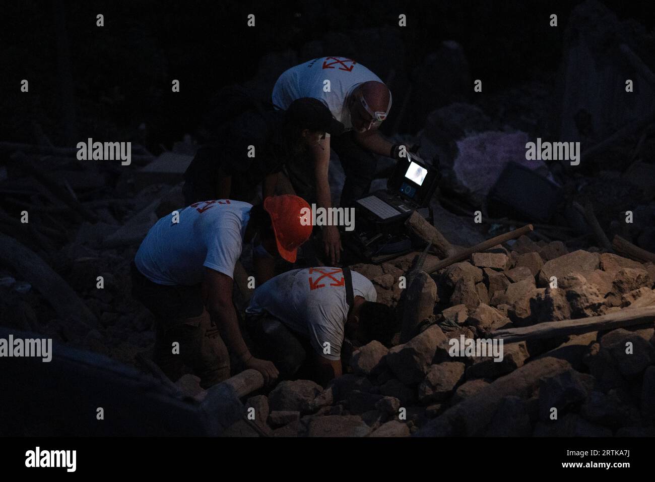Il gruppo di movimento a terra cerca corpi con una sonda tra le macerie di una casa distrutta a IMI N'Tala. Il terremoto in Marocco di venerdì 8 settembre è stato il peggiore della storia del paese, con più di 3.000 morti. Credito: SOPA Images Limited/Alamy Live News Foto Stock