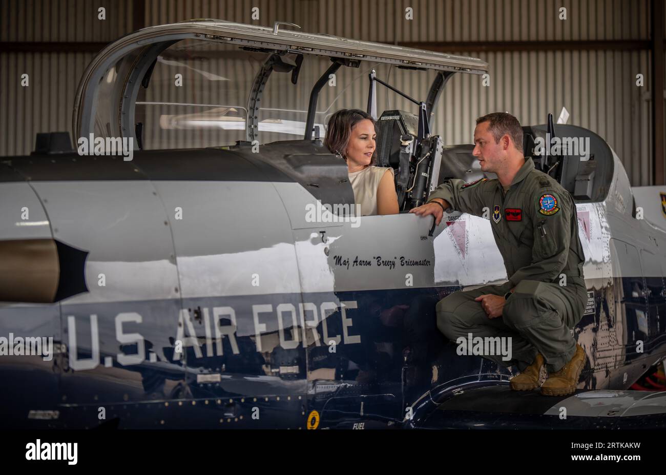 Wichita Falls, Stati Uniti. 13 settembre 2023. Annalena Baerbock (Bündnis90/die Grünen), ministro degli Esteri, fa spiegare a Patrick Pahlke l'aereo da addestramento T-6 durante una visita al German Air Force Training Command presso la Sheppard Air Force base a Wichita Falls. Crediti: Michael Kappeler/dpa/Alamy Live News Foto Stock