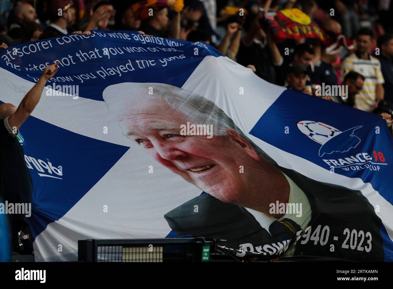 I tifosi scozzesi svelano uno striscione che ricorda l'ex manager Craig Brown durante il 150° anniversario della partita tra Scozia e Inghilterra all'Hampden Park, Glasgow, martedì 12 settembre 2023. (Foto: Mark Fletcher | mi News) crediti: MI News & Sport /Alamy Live News Foto Stock