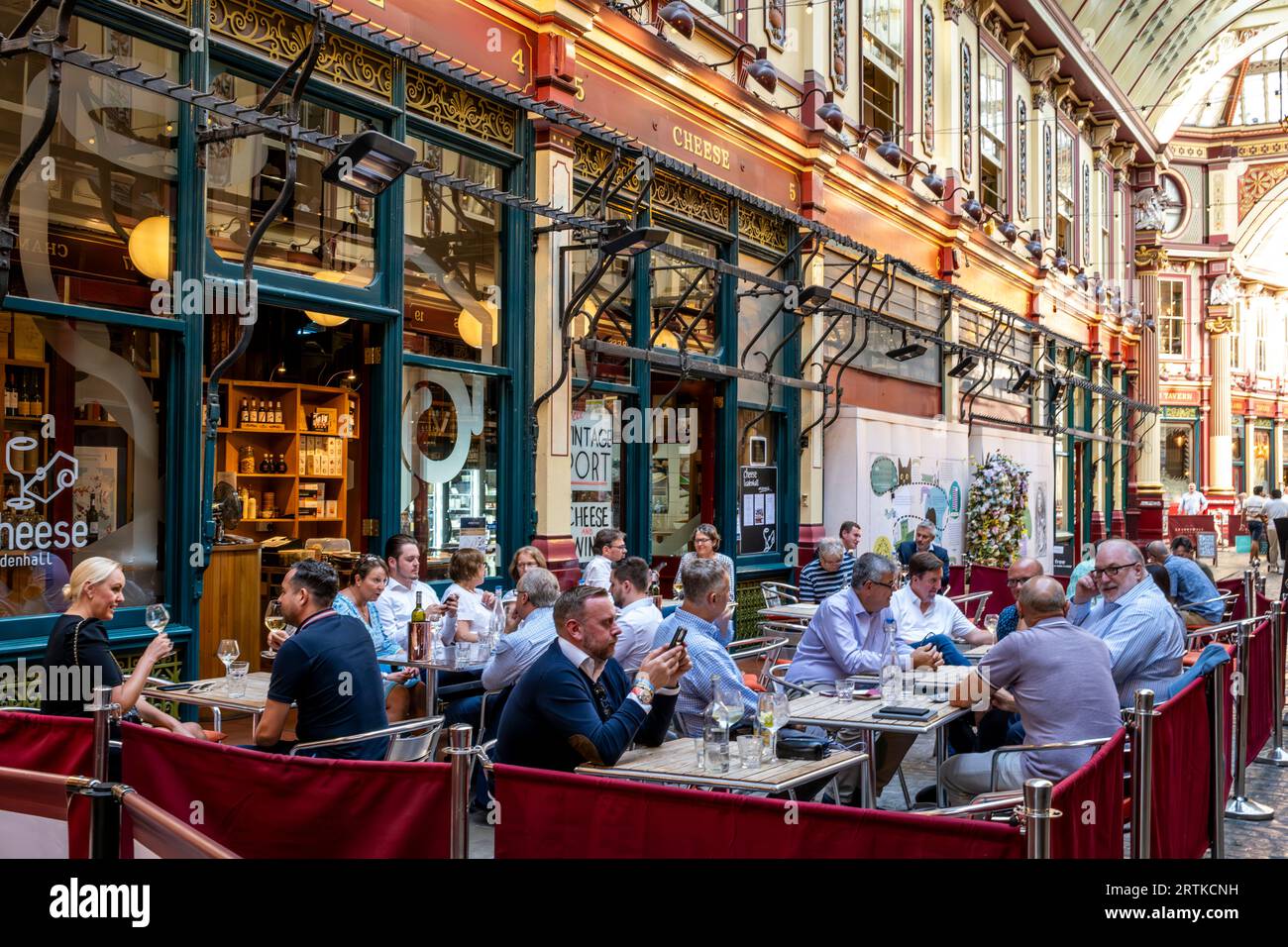 Persone sedute all'esterno Di Un pub/bar a Leadenhall Market, City of London, Londra, Regno Unito. Foto Stock