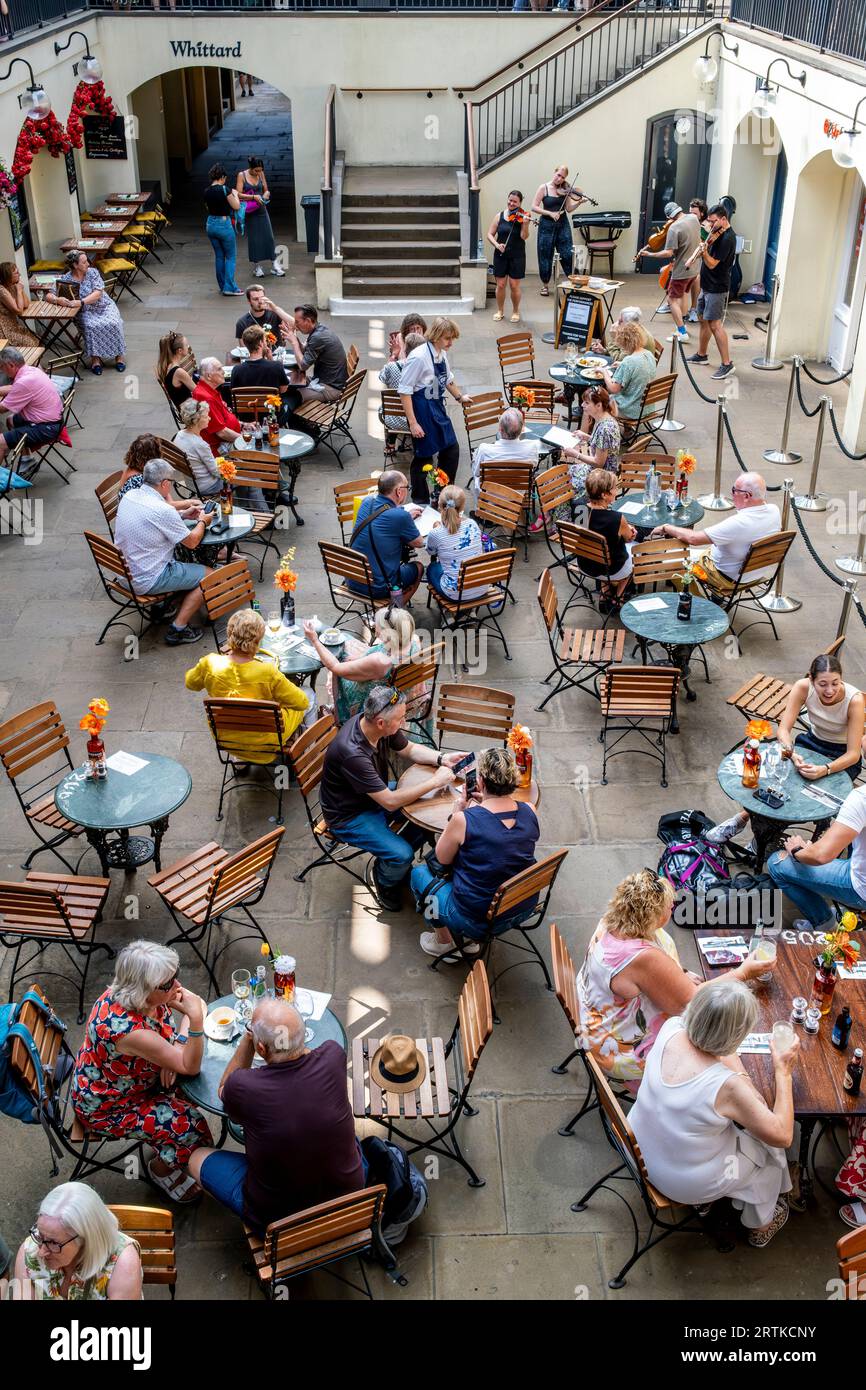 Persone sedute in un ristorante all'aperto a Covent Garden Market, Londra, Regno Unito. Foto Stock