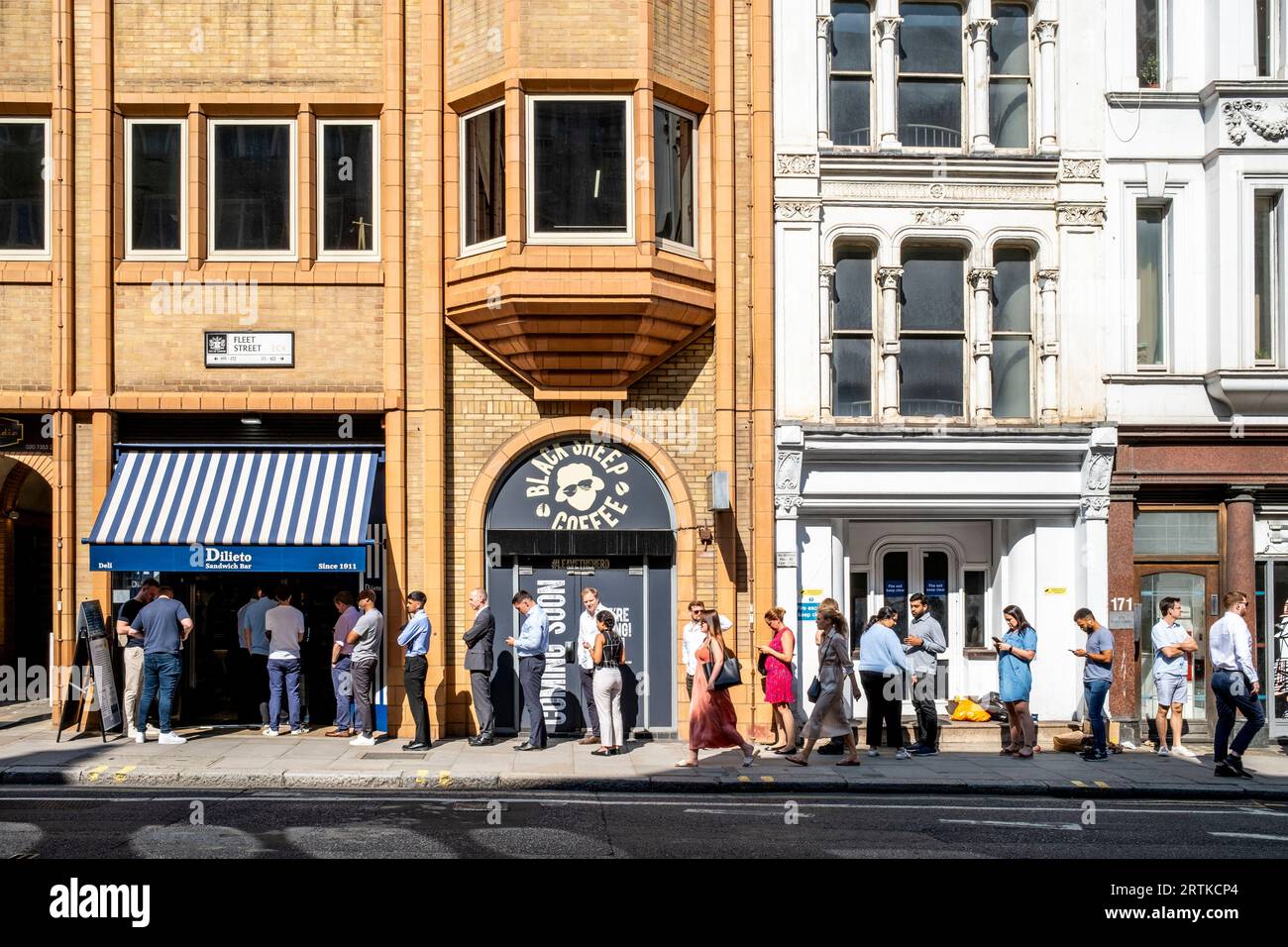 People Queueing al Dilieto Sandwich Bar, Fleet Street, Londra, Regno Unito. Foto Stock