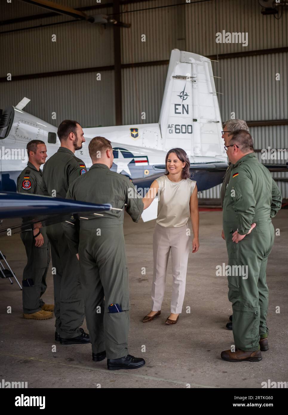 Wichita Falls, Stati Uniti. 13 settembre 2023. Annalena Baerbock (Bündnis90/die Grünen), ministro degli Esteri, ascolta i soldati spiegare gli aerei da addestramento T-6 durante una visita al comando di addestramento dell'aeronautica militare tedesca presso la base dell'aeronautica di Sheppard a Wichita Falls. Crediti: Michael Kappeler/dpa/Alamy Live News Foto Stock