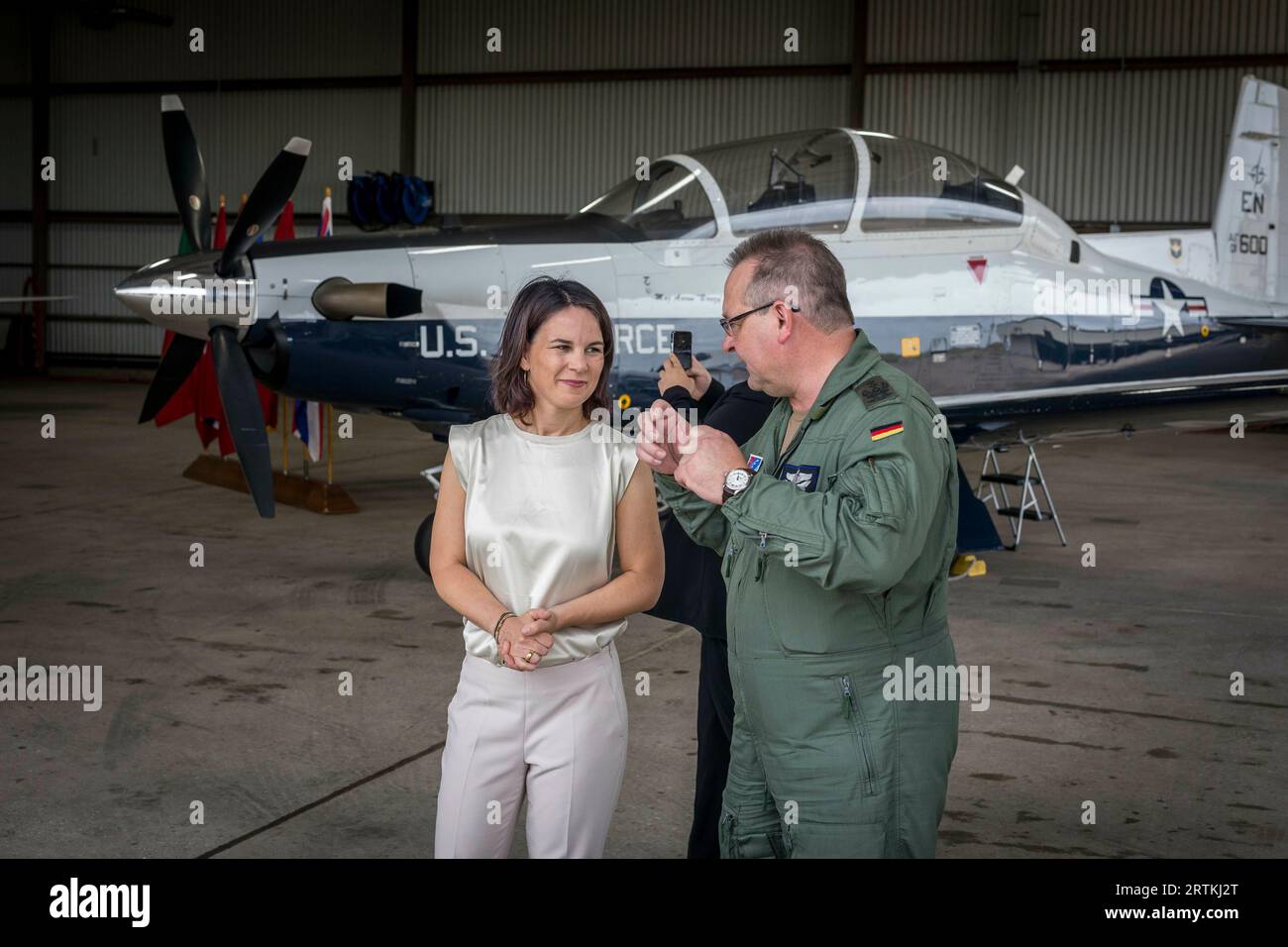 Wichita Falls, Vereinigte Staaten. 13 settembre 2023. Annalena Baerbock (Buendnis 90/Die Gruenen), ministro federale degli Esteri, fotografata durante il suo viaggio in Texas, Stati Uniti. Qui, durante una visita all'Air Force Tactical Training Command presso la base dell'aeronautica statunitense Sheppard a Wichita Falls. Qui davanti a un aereo da addestramento T6 con il comandante del Tactical Training Command dell'Air Force, il colonnello Frank Orkisz. Credito: dpa/Alamy Live News Foto Stock