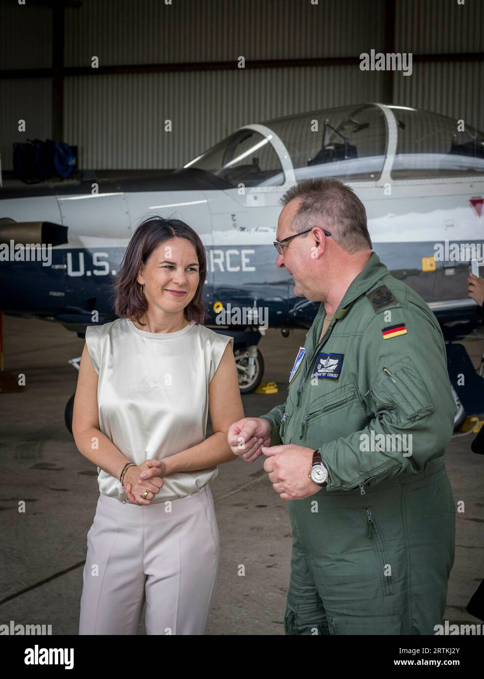 Wichita Falls, Vereinigte Staaten. 13 settembre 2023. Annalena Baerbock (Buendnis 90/Die Gruenen), ministro federale degli Esteri, fotografata durante il suo viaggio in Texas, Stati Uniti. Qui, durante una visita all'Air Force Tactical Training Command presso la base dell'aeronautica statunitense Sheppard a Wichita Falls. Qui davanti a un aereo da addestramento T6 con il comandante del Tactical Training Command dell'Air Force, il colonnello Frank Orkisz. Credito: dpa/Alamy Live News Foto Stock